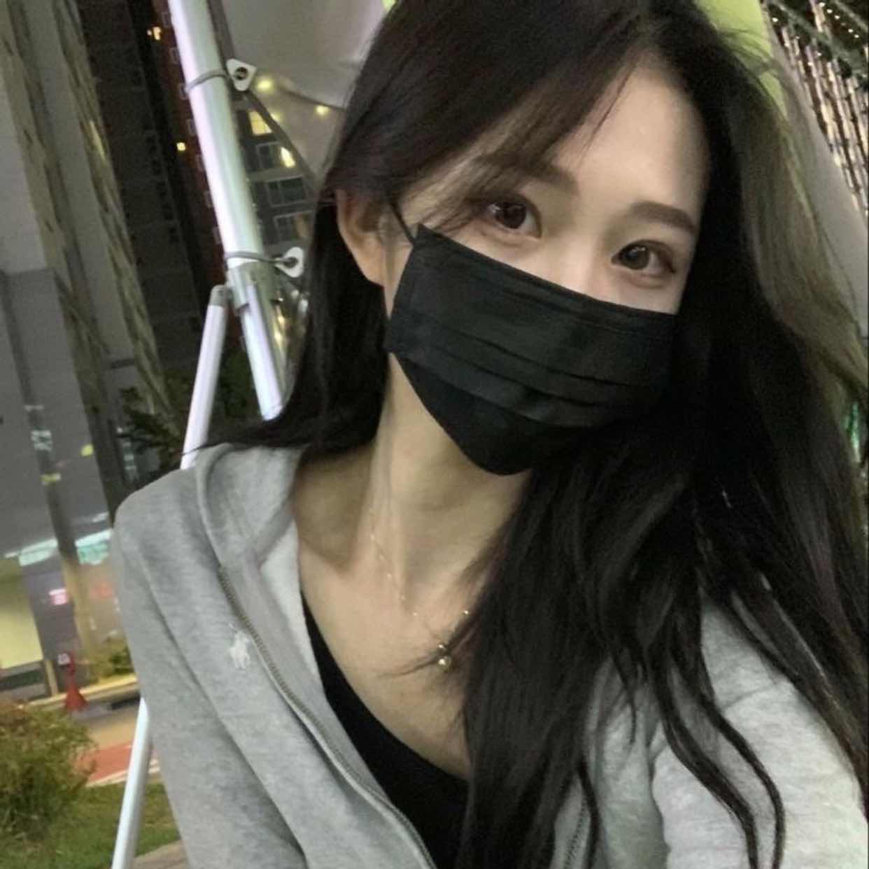 戴口罩的女性头像